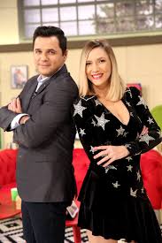 „mă bucur foarte tare să fac parte, din nou, din echipa vorbește lumea. VorbeÈ™te Lumea CÄƒ Adela Popescu È™i Cove RespectÄƒ DistanÈ›a SocialÄƒ Stirileprotv Ro
