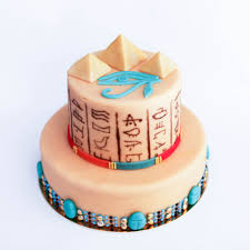 Direction L Egypte Ses Pyramides Et Ses Hieroglyphes Gateau Fraisier Tagada Et Decors En Pate D Aman Idee Gateau Anniversaire Gateau Magnifique Idee Gateau