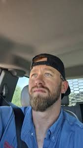 Turned around and seen this guy in the bathroom stall, who does he look  like?