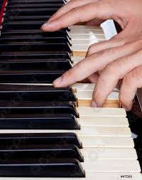 Klavier lernen ( werdemusiker.de) 122,030. Klavier Tastatur Aus Elfenbein Mit Handen Foto Vorratig Crushpixel