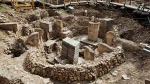 عندما تم اكتشاف كوبيكلي تبه في عام 1963 ، تغير هذا إلى حد كبير وجهة نظر المؤرخين. ØºÙˆØ¨ÙƒÙ„ÙŠ ØªØ¨Ù‡ ÙÙŠ Ø´Ø§Ù†Ù„ÙŠ Ø£ÙˆØ±ÙØ§ ØªØ§Ø±ÙŠØ® ÙŠØ¹ÙˆØ¯ Ø¥Ù„Ù‰ Ø§Ù„Ø¹ØµØ± Ø§Ù„Ø­Ø¬Ø±ÙŠ ØªØ±ÙƒÙŠØ§ ÙˆØ§Ø­Ø© Ø§Ù„Ø¹Ø±Ø¨