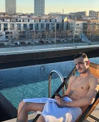 Nu gasesc nici un zbor pentru itinerariul dorit. Un Rapper Albanez AratÄƒ Pe Youtube Cum Se Poate Emigra Ilegal In Anglia Folosind O Carte De Identitate RomaneascÄƒ FalsÄƒ Libertatea