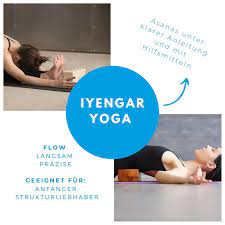 The style often makes use of props, such as belts, blocks, and blankets, as aids in performing the asanas. Iyengar Yoga So Funktioniert Yoga Mit Hilfsmitteln