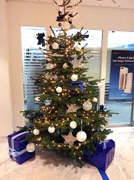 Weihnachtsbaum Geschmuckt In Den Farben Von Logo Und Lichterkette Passend Zum Umfeld Die Farbe Grun I Tannenbaum Schmucken Weihnachtszeit Urlaub Dekorieren