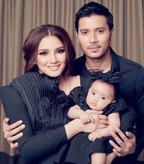 Dengar cerita fattah amin bagi kejutan dan ada gosip menanti. Patutlah Fatima Comel Mummy Dia Waktu Kecil Comel Gambar Fazura Waktu Kecil Raih Perhatian Part Senyum Muka Sama Keluarga