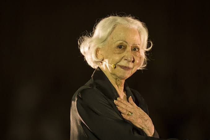 Fernanda Montenegro emociona com Simone de Beauvoir - 18/08/2024 -  Ilustrada - Folha