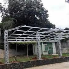 Atap spandek digunakan sebagai penutup bangunan atau gedung, sebagai dinding gudang, dan garasi dimana jenis atap ini memiliki daya tahan terhadap api, tahan. Populer 25 Kanopi Baja Ringan Gantung