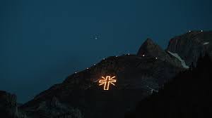 Gegen 20.00 uhr stürzte ein mitglied der seiser schützenkompanie rund 15 meter ab. Bergfeuer Sonnwendfeuer Herz Jesu Feuer In Tirol