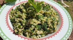 Soffriggete le foglie d'ortica tagliate finissime nel condimento, lasciandole appassire insieme alla cipolla tritata. Risotto Alle Ortiche La Ricetta