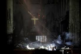 Un spectacle triste et hypnotique au même temps. Primele Imagini Din Catedrala Notre Dame DupÄ Incendiu Ce Se IntamplÄ Cu Altarul Èi Crucea O Minune