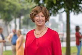 Petra de sutter, a green party mep who is belgium's new deputy prime minister, has become the most senior transgender politician in europe. Petra De Sutter Blikt Terug Op Haar Strijd Als Transvrouw Arts En Politica Edegem Hln Be