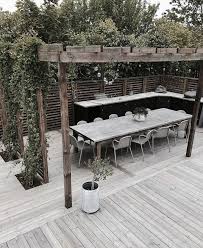 Turen Mit Lamellen Und Richten Sie Sie Gegen Den Zaun Auf Der Seite Die Sie Beabsichtigen Garten Mobel Pergola Patio Pergola Plans Garden Privacy