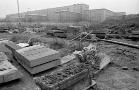 Juni 1953, nur knapp 4 jahre nach der gründung der ddr, das volk gegen die regierung und fordert die rücknahme der kurz zuvor beschlossenen arbeitsnormerhöhung sowie die absetzung der regierung. Berlin 1986 The Haus Der Ministerien Next To The Berlin Wall Viewed From The Western Side A Ddr Government Department Berlin Wall West Berlin East Berlin