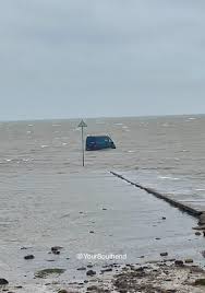 Un livreur Amazon Prime a coincé son camion dans la boue de l'estuaire de  la Tamise après avoir roulé dans la mer en suivant un itinéraire de GPS. :  r/CantParkThereMate