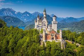 The kit contains over 4000 pieces, the assembled castle measures 74 x 48 x 31 cm, and it is recommended for age 16 and over. Husband Sends Wife S 3 000 Piece Jigsaw Puzzle Crashing To The Floor As She Places The Final Piece Daily Mail Online