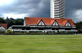 Royal selangor club binasının (ortada) eski bölümü ve kulübün 1970 yangınından sonra eklenen daha modern kuzey kanadı (sağda), öncelikle mock tudor stillerinde kulübün saha kaybı , şu anda royal selangor club bukit kiara annexe'nin sitesi olan bukit kiara'daki bir arazi parçasıyla tazmin edildi. The Royal Selangor Club Home Facebook