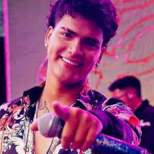 ¿Quién es el peruano que triunfa en Bolivia cantando cumbia?