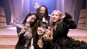 El vestido rojo, de encaje de algodón, de alexander mcqueen hace a jisoo parte del fuego. Blackpink Presenta Su Nueva Cancion How You Like That El Independiente