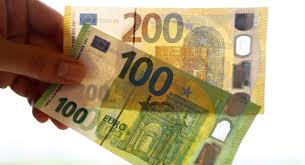 Noile bancnote „sunt mai compacte şi mai practice de utilizat, culorile sunt mai luminoase şi sunt mai sigure, a asigurat laure lalouette, expertă în chiar dacă au aceeaşi lungime ca actualele bancnote, noile bilete de 100 şi 200 de euro din seria „europa au aceeaşi înălţime cu bancnota de 50 de euro. Din 28 Mai Bancnote Noi De 100 È™i 200 De Euro Puse In CirculaÈ›ie Video