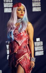 Lady gagas fleischkleid, mit dem sie bei der verleihung der mtv video music awards vor fünf jahren allergrößte aufregung hervorrief, ist seit donnerstag in einem museum ausgestellt. Skurrile Enthullung Lady Gagas Fleischkleid Designer War Veganer
