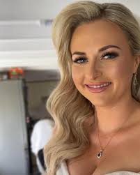 Rhian 👰🏼‍♀️✨🧡 A lovely morning helping Rhian and her bridal party get  ready! 🙌🏻 She opted for Hollywood Waves which really complimented her  whole look and I think they look stunning! 🤭