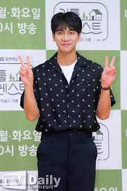 劉以豪（英語： jasper liu ，韓語： 류이호 ，日语： リウ・イーハオ ，1986年8月12日 － ），台灣 男演員，素有「台灣最萌男友 」之稱。 2008年，參加伊林超級男模大賽，獲得第3名後進入演藝圈。在電視劇《我可能不會愛你》中飾演趙美男嶄露頭角。 後來為「lativ」所拍平面廣告而使劉以豪的詢問度. ä½ çš„æ˜Žæ˜Ÿæ¥åˆ°ä½ çš„ä¸–ç•Œ æŽå‡åŸº åˆ˜ä»¥è±ªåˆä½œæ–°ç»¼è‰º Together è¿'æœŸå‰å¾€å°å°¼æ‹æ'„ Ksd éŸ©æ˜Ÿç½' ç»¼è‰º