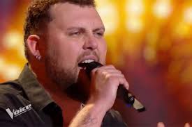 Replay “The Voice” : Adrian Byron Burns chante « I Wanna Be Like You » BO  du Livre de la Jungle (vidéo)
