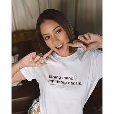 Tentu jawabannya sangat bervariasi, karena persepsi dan definisi kecantikan untuk setiap orang adalah menentukan siapa wanita tercantik di dunia bukanlah perkara yang mudah, karena itu merupakan masalah rasa yang sulit diukur dengan angka. Kaos Distro Pria Wanita Cotton Combed 30s Jarang Mandi Cantik Anya Geraldine