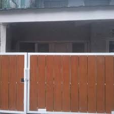 Selain pagar tembok dan pagar batu alam, pagar rumah minimalis dari kayu bisa menjadi alternatif bagi anda yang tetap menginginkan kesan alami pada desain modern rumah anda. Pintu Pagar Minimalis Kayu