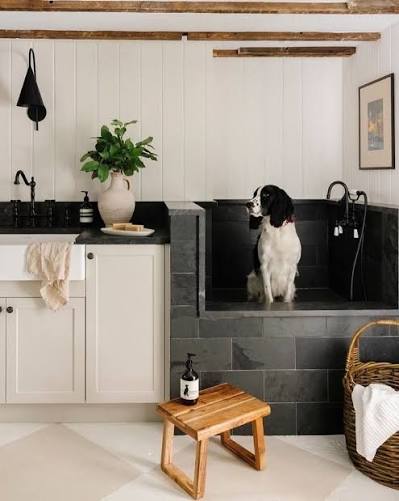 The other day I shared some beautiful mudrooms, and today it's all about dog  wash stations 🐶. These are often built into mudrooms or laundry areas…such  a clever use of space!. If
