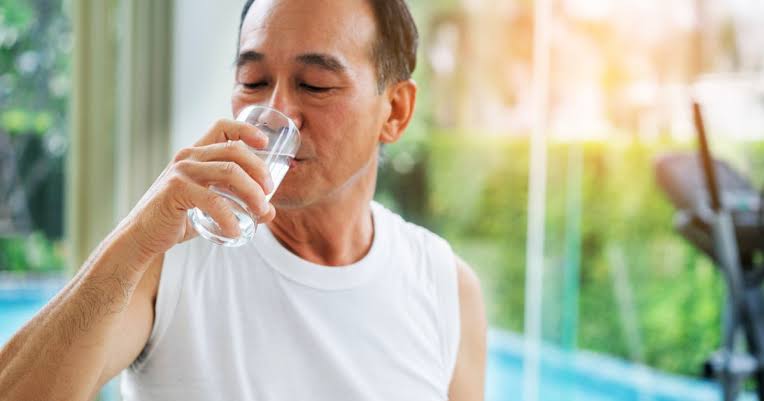 Hướng dẫn uống nước đúng cách, phòng chống đột quỵ do nắng nóng