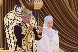Kebesaran itu masih diwarisi oleh raja dan masyarakat maka sembah bendahara dan tun tuah, daulat tuanku, ampun dan kurnia, manakalakah duli yang dipertuan akan berangkat berpindah ke negeri melaka itu? Institusi Yang Di Pertuan Agong Bukan Sekadar Simbol Indahnya Islam