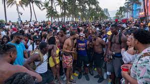 El rescate y últimas noticias de lo que pasó en estados unidos con la construcción de 12 pisos. Covid 19 Miami Beach Decreta El Toque De Queda Y El Estado De Emergencia Ante La Multitud Incontrolable De Turistas Sociedad El Pais