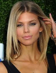 Sleek Medium Hairstyle For Fine Hair Deep Center Part Straight Sleek Blonde Lock Cute Hairstyles For Medium Hair Medium Hair Styles Medium Length Hair Styles