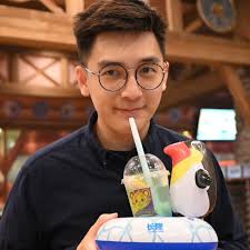 澳門小機場，本來是330執飛，換成777來。不知道是不是飛機太大台，沒辦法用空橋。要搭接駁車，走扶梯車，近距離賞機，賺到了~~  長榮的330其實年紀沒有很大，但是那娛樂系統…恩。 很幸運搭到77W