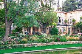 Le Chateau De La Colle Noire L Echappatoire De Christian Dior Madame Figaro Jardin De Reve Chateau Christian Dior