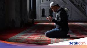 Ushalli sunnatat taraawiihi rak'ataini (ma'muman/imaaman) lillahi ta'aalaa. Bacaan Niat Sholat Tarawih Di Rumah Dan Tata Caranya