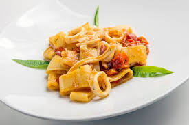 Versare la calamarata nella padella contenente il sugo, aggiungendo qualche cucchiaio d'acqua se quest'ultimo risulta troppo ristretto. La Ricetta Della Calamarata Siciliana Con Calamari Gustoblog