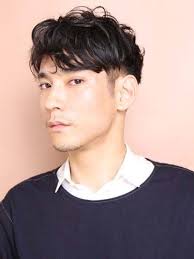 いまやメンズヘアスタイルの定番と化した ツーブロック ひとことにツーブロックヘアと言っても サイドのみに少し刈り上げを入れて 上から髪をかぶせたようなさりげなくソフトなツーブロック から サイドからバックまでガッツリ刈り上げ トップを思い切り長く
