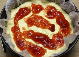 Ho deciso di prepararla per utilizzare un po' della marmellata di prugne fatta qualche giorno fa, ma ovviamente potete scegliere il gusto che preferite. Pin Su Torte
