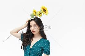 Berikut ini aneka manfaat minyak biji bunga matahari (sunflower oil) bagi kecantikan kulit. Kecantikan Tangan Memegang Citra Fashion Bunga Matahari Gambar Unduh Gratis Foto 501388969 Format Gambar Jpg Lovepik Com