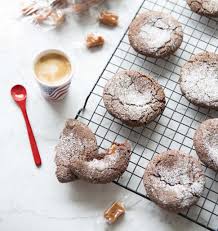 Cookies Au Chocolat Croustillants Fourres Au Caramel Recette Cookies Chocolat Caramel Recettes De Cuisine Faciles