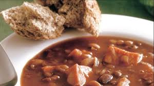 Namiesto suchej fazule použijeme červenú fazuľu z konzervy a miesto rebier, či kolena domácu klobásu a kožu zo slaniny. FazuÄ¾ova Polievka So Sunkou