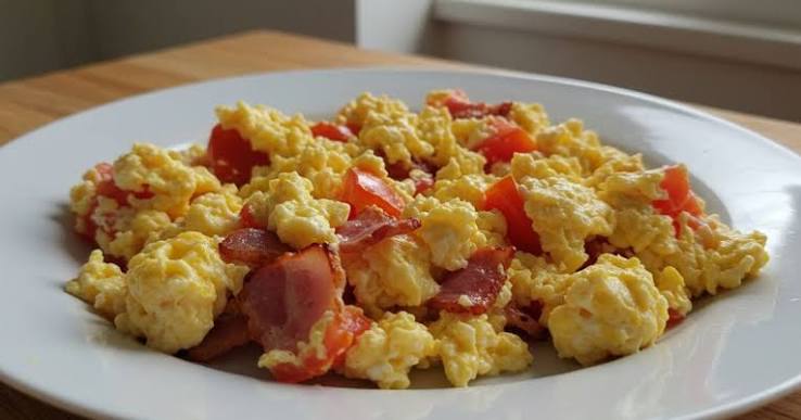 Ovos mexidos com bacon e tomate: fácil e gostoso