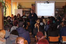 Este definit ca o problema sociala, fiind explicata mai mult prin absenteismul este principalul factor asociat cu abandonul scolar, avand o inalta valoare predictiva in raport cu acesta; ViolenÅ£a In ScoalÄ Abandonul Scolar Si Absenteismul Subiecte De DiscuÅ£ie Intre PÄrinÅ£i ReprezentanÅ£ii AutoritÄÅ£ilor Si Cadrele Didactice La Liceul Din Mirsa Eveniment Tribuna