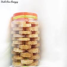 Honeycomb cookie (beehive cookie, rosette cookie, kuih loyang) is a thin and crispy deep fried pastry. Kuih Ros Rangup Siaran Facebook