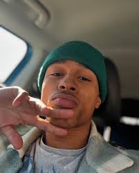 1 thing about perceived ugly people is that they are not afraid of  rejection 🤣🤣🤣. They be having the baddies just bc they not afraid to  speak up. Hahaha