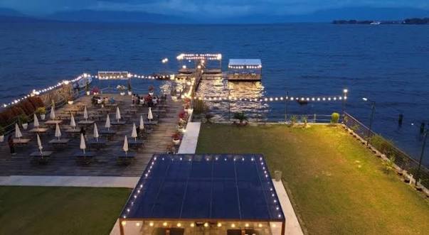 Damar Toba ~ Lakeside Eatery & Stay