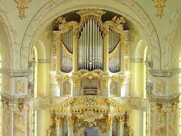Auswanderung) im jahr 622 gebaut und ist damit rund 1400 jahre alt. Das Portal Der Konigin Dresden Frauenkirche