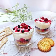 Verrines Fruits Rouges Et Sables Mere Poulard Recette En 2020 Dessert Verrine Fruit Rouge Recettes De Jello